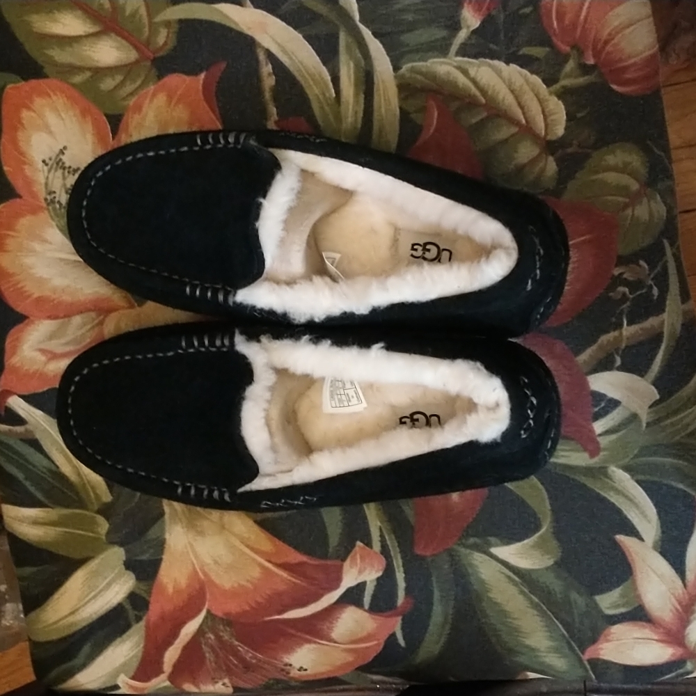 UGGs moccasin size 7